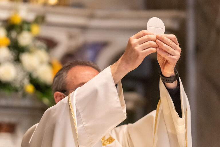 La Importancia de la Misa: Significado de la Celebración Eucarística y su Rol Central en la Vida de la Comunidad Católica